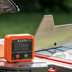 Digital & Dial Protractors: Style: Digital; Minimum Angle Measurement: 90; Maximum Angle Measurement: 180; Measuring Range (Degrees): 360.00